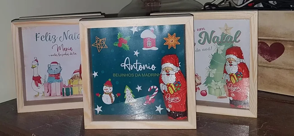 Moldura com espaço para fotografia e elementos personalizados para guardar uma memória.