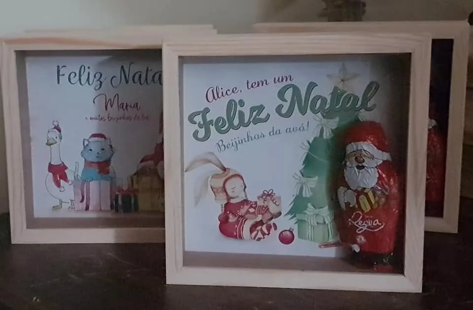 Moldura com espaço para fotografia e elementos personalizados para guardar uma memória.