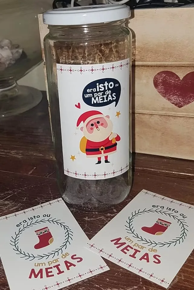 Garrafa apresentada com rótulo ou mensagem personalizada.