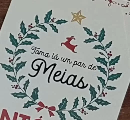 Enfeites com nomes, mensagens ou ilustrações para decorar a árvore e oferecer no Natal.