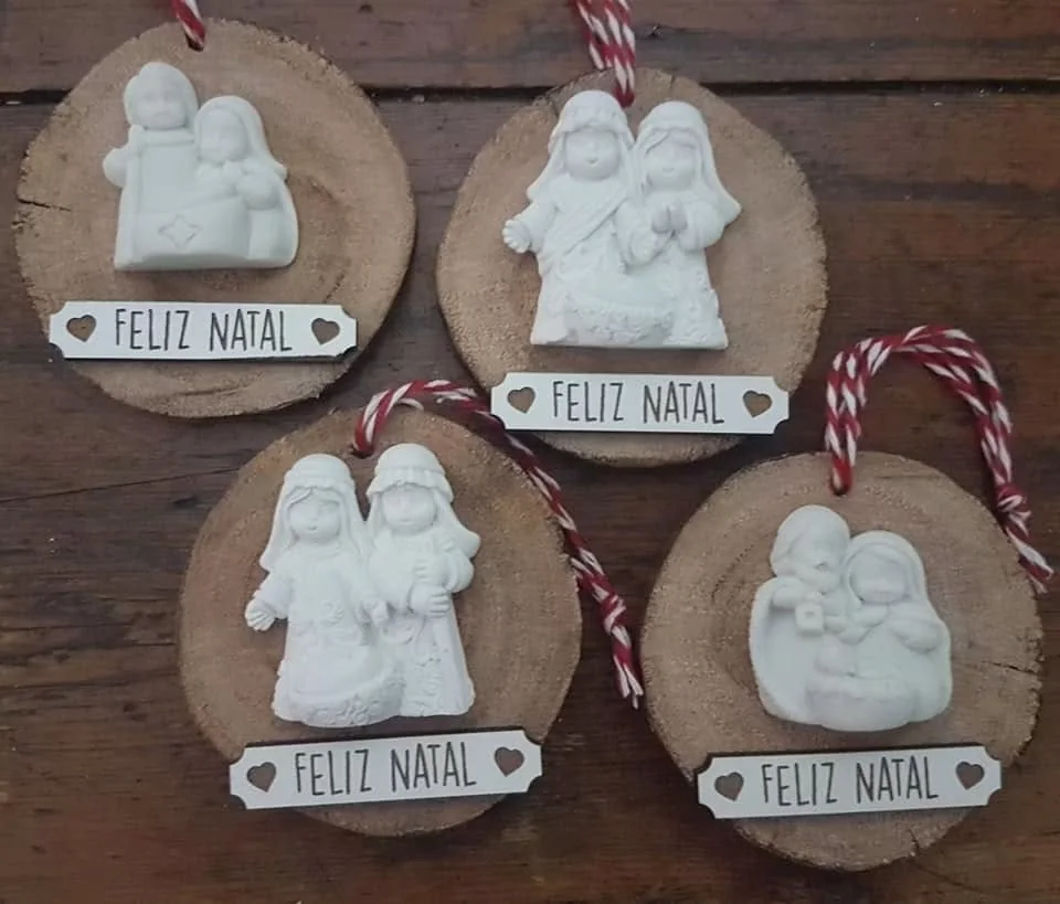 Peça decorativa com símbolos religiosos e elementos personalizados.