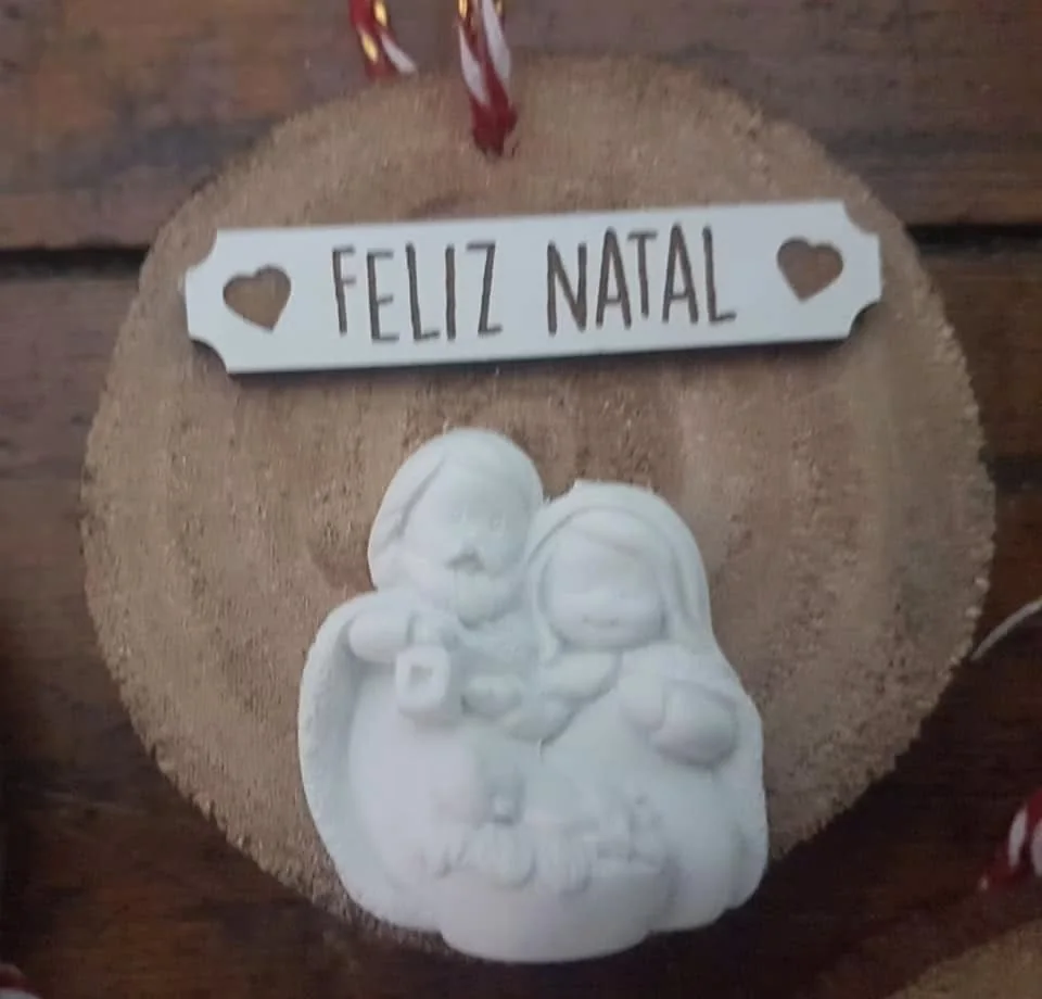 Peça decorativa com símbolos religiosos e elementos personalizados.