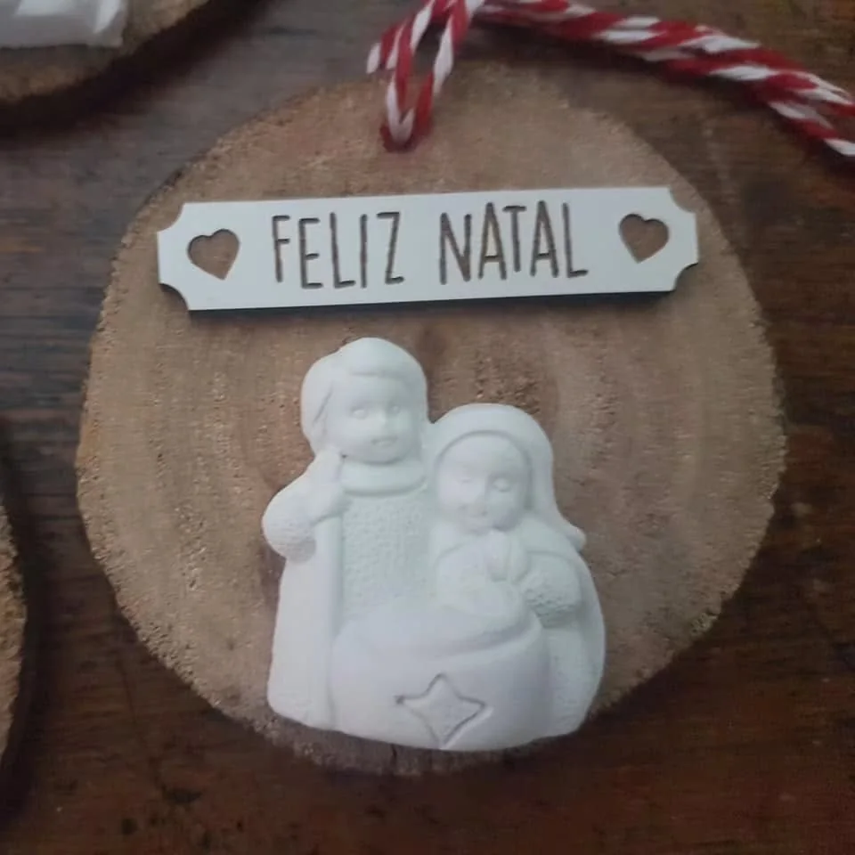 Peça decorativa com símbolos religiosos e elementos personalizados.