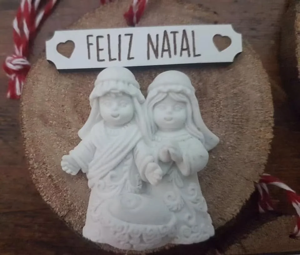 Peça decorativa com símbolos religiosos e elementos personalizados.