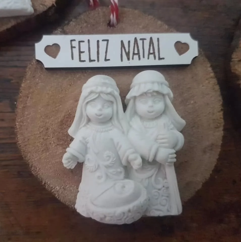 Peça decorativa com símbolos religiosos e elementos personalizados.