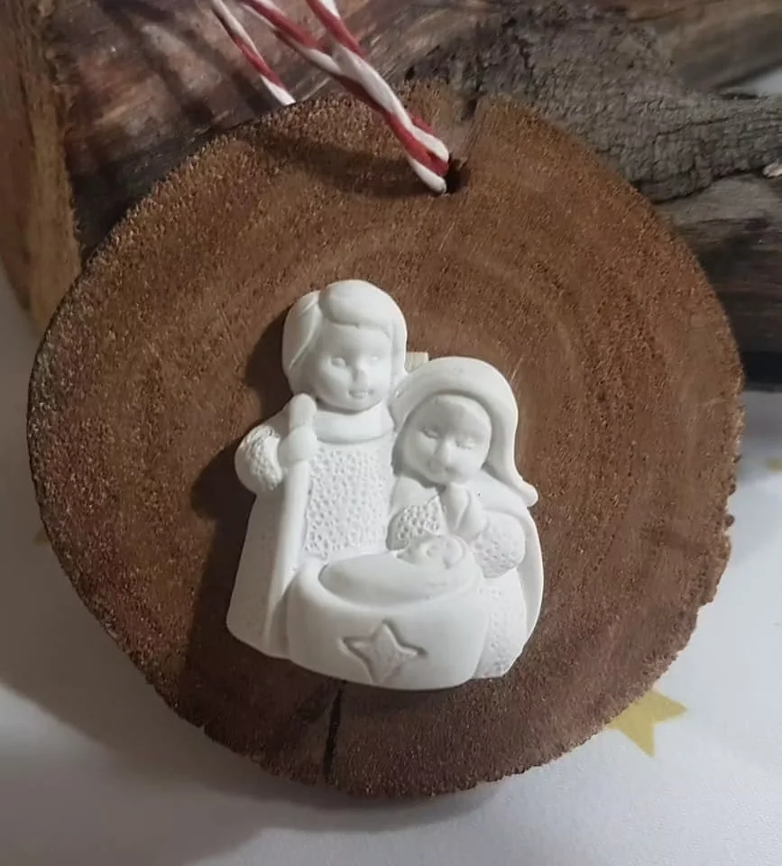 Peça decorativa com símbolos religiosos e elementos personalizados.