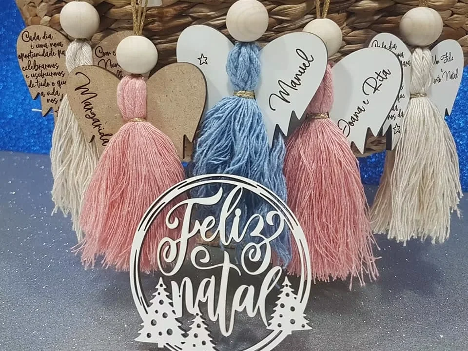 Peça personalizada com elementos pendentes, fios ou detalhes decorativos.