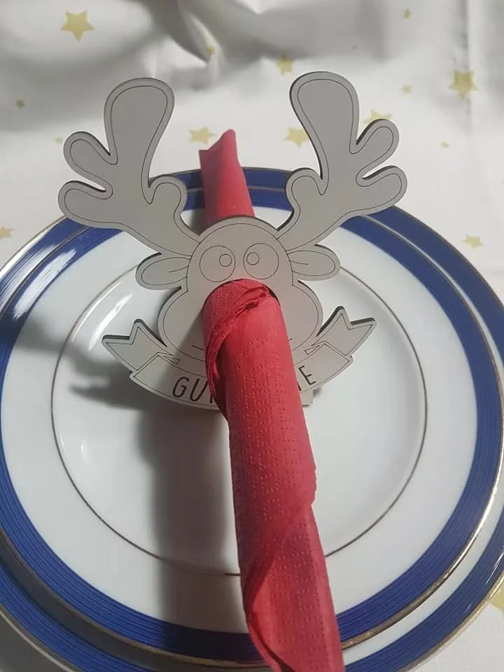 Enfeites com nomes, mensagens ou ilustrações para decorar a árvore e oferecer no Natal.