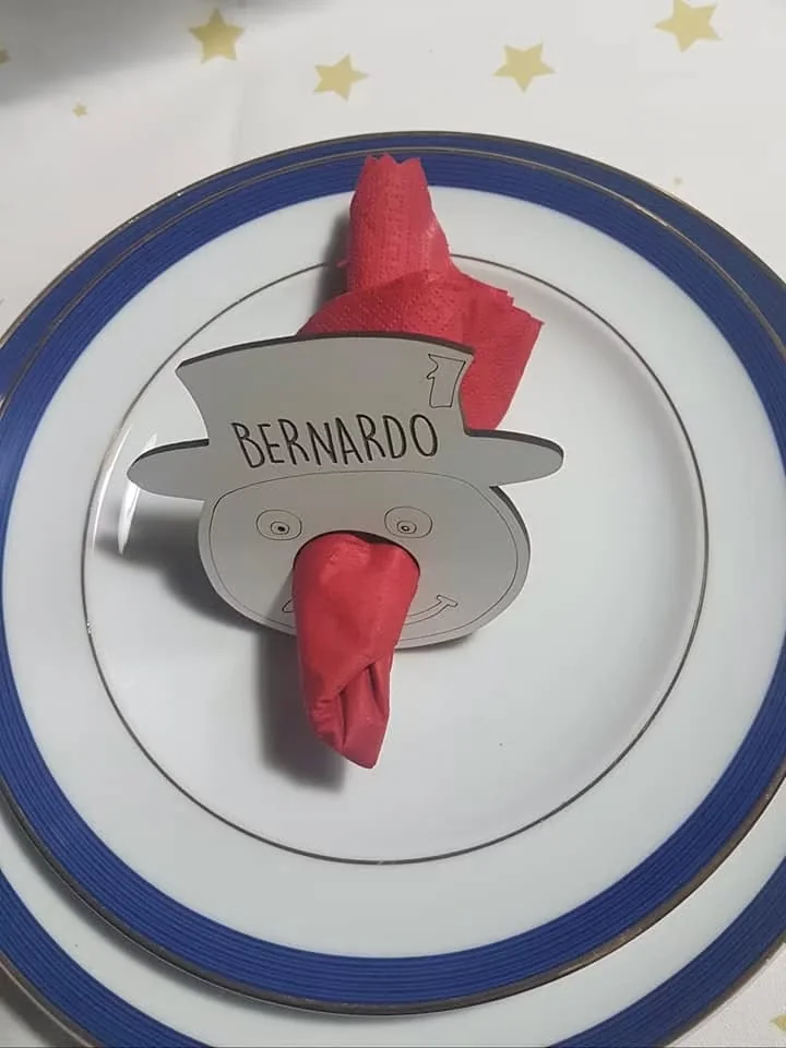 Enfeites com nomes, mensagens ou ilustrações para decorar a árvore e oferecer no Natal.