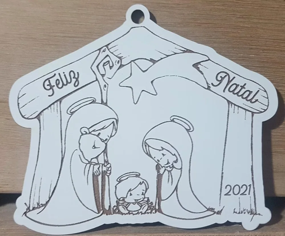 Enfeites com nomes, mensagens ou ilustrações para decorar a árvore e oferecer no Natal.