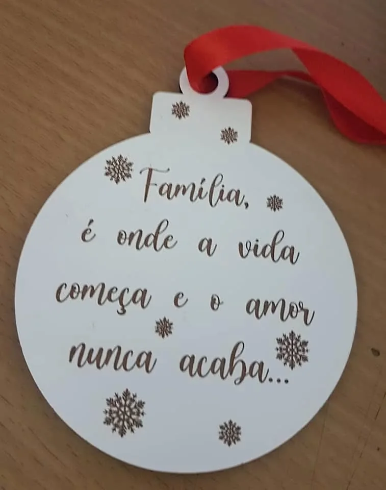 Enfeites com nomes, mensagens ou ilustrações para decorar a árvore e oferecer no Natal.