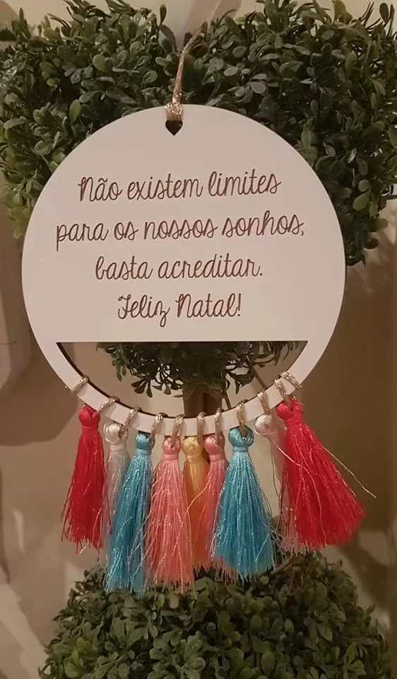 Peça personalizada com elementos pendentes, fios ou detalhes decorativos.