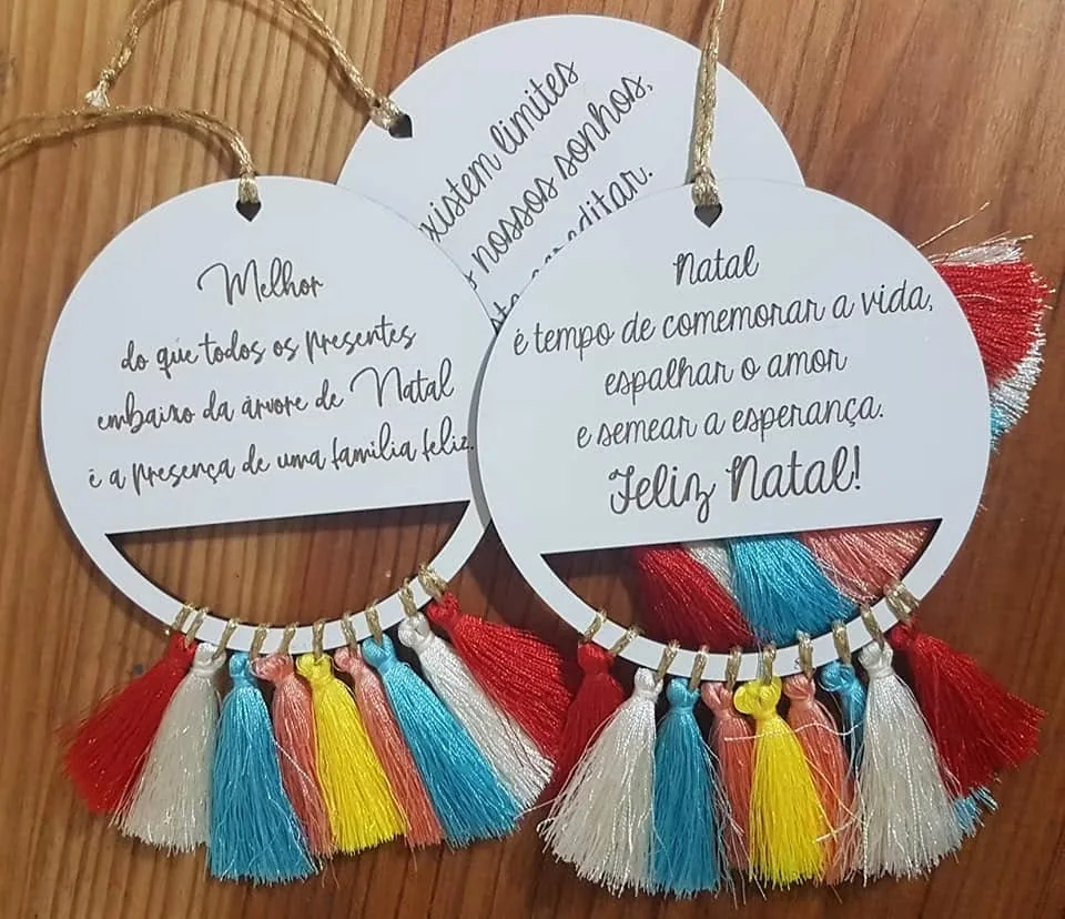 Peça personalizada com elementos pendentes, fios ou detalhes decorativos.