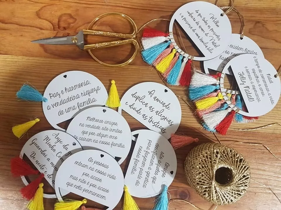 Peça personalizada com elementos pendentes, fios ou detalhes decorativos.