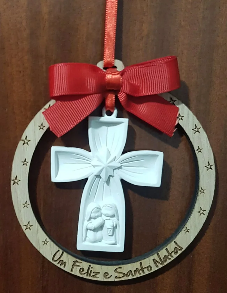 Enfeites com nomes, mensagens ou ilustrações para decorar a árvore e oferecer no Natal.