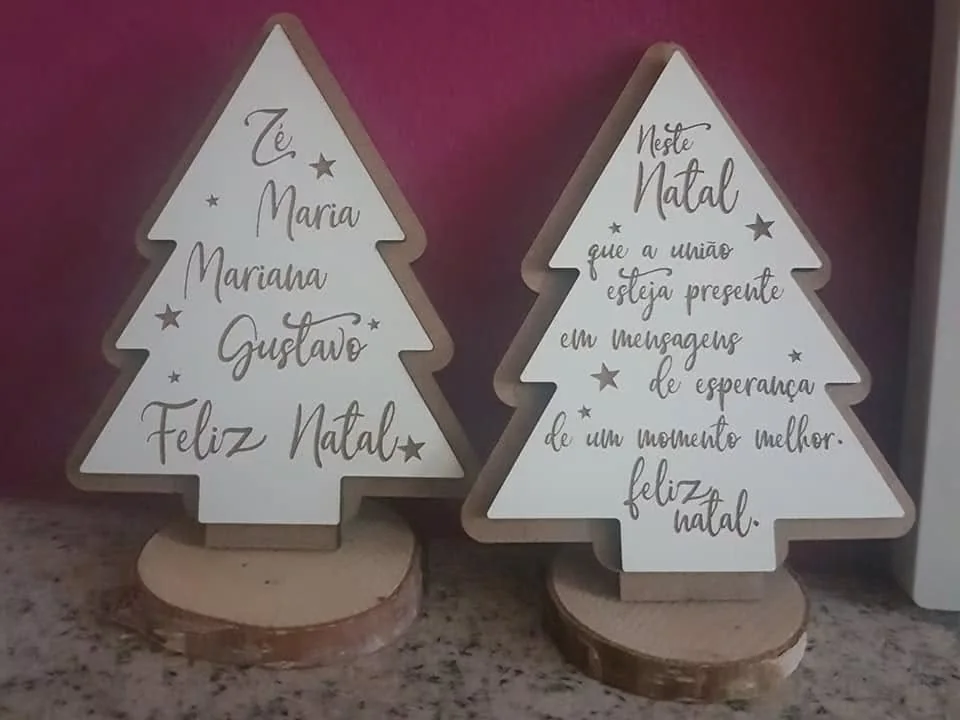 Enfeites com nomes, mensagens ou ilustrações para decorar a árvore e oferecer no Natal.
