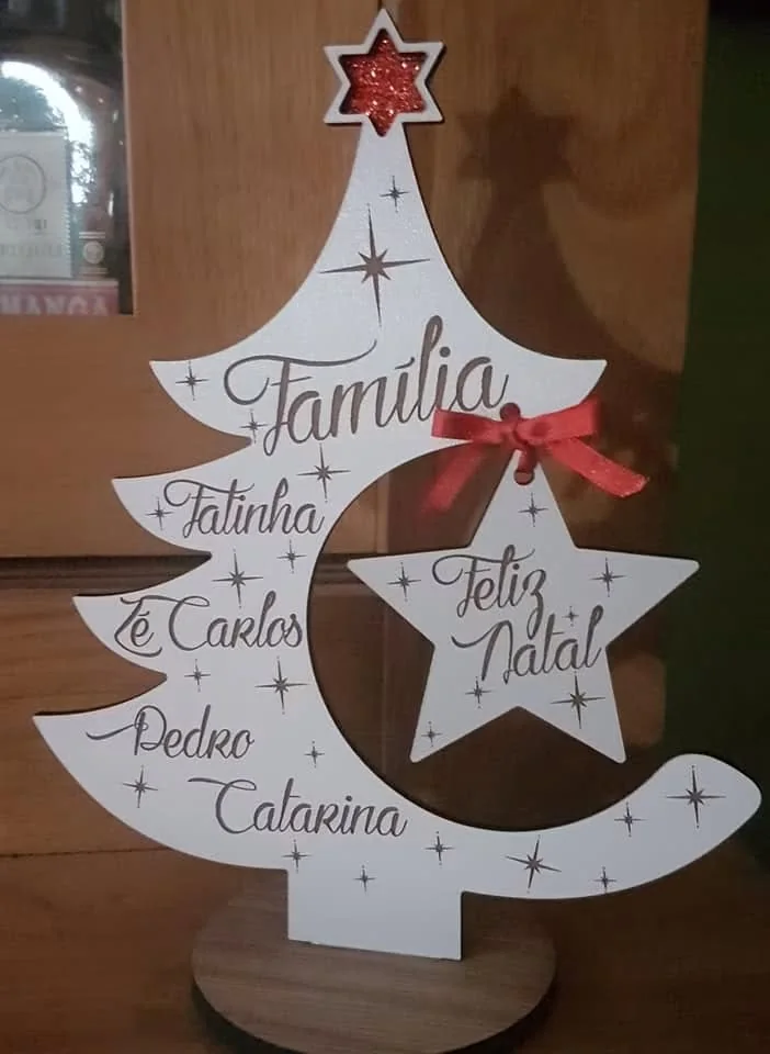 Enfeites com nomes, mensagens ou ilustrações para decorar a árvore e oferecer no Natal.