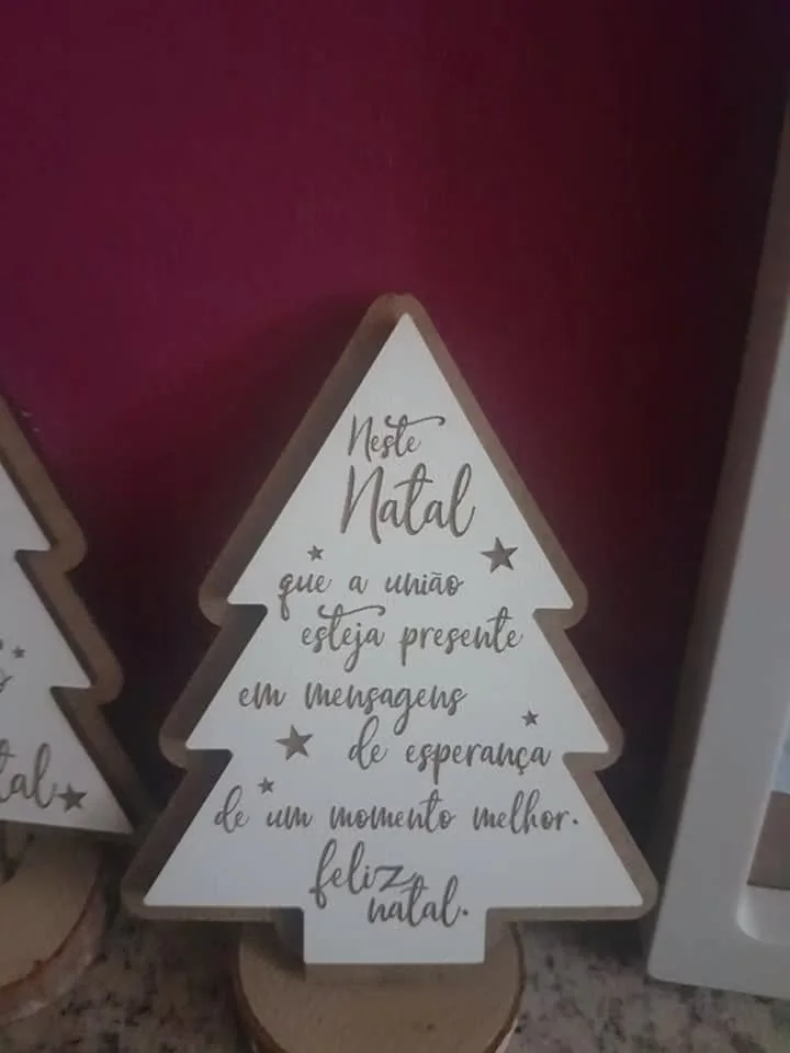 Enfeites com nomes, mensagens ou ilustrações para decorar a árvore e oferecer no Natal.