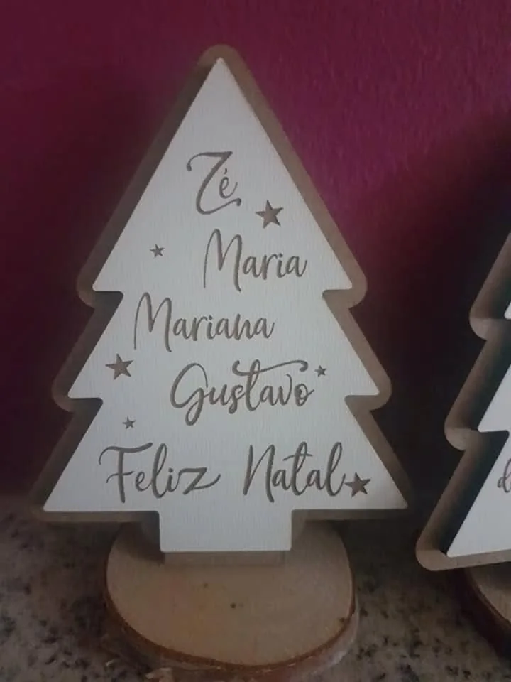 Enfeites com nomes, mensagens ou ilustrações para decorar a árvore e oferecer no Natal.