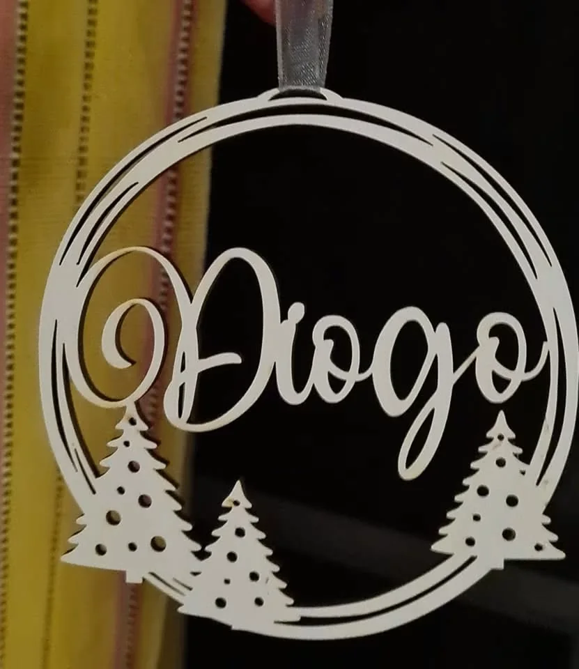 Enfeites com nomes, mensagens ou ilustrações para decorar a árvore e oferecer no Natal.