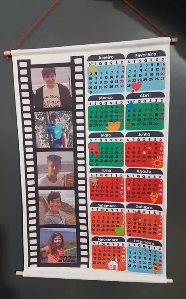 Calendário com imagem personalizada para manter uma memória à vista durante o ano.