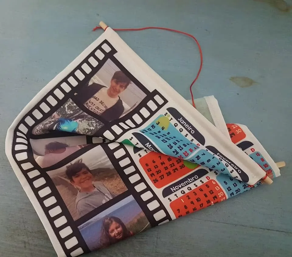 Calendário com imagem personalizada para manter uma memória à vista durante o ano.