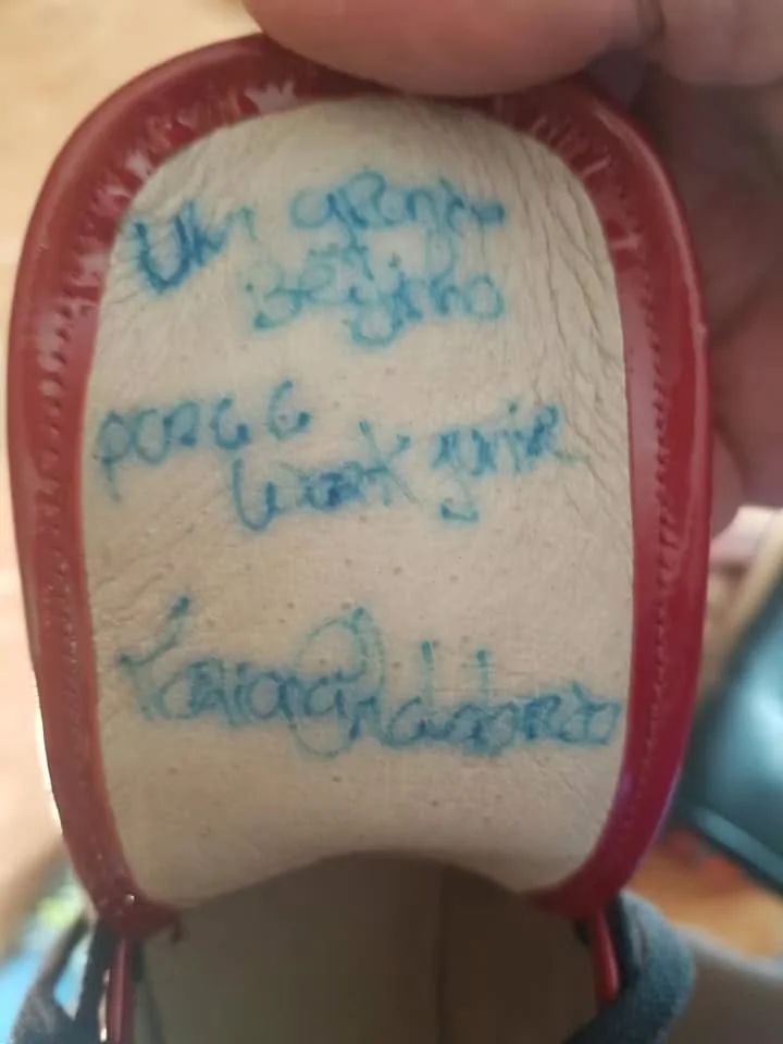 Pequeno acessório com uma mensagem personalizada na sua superfície.