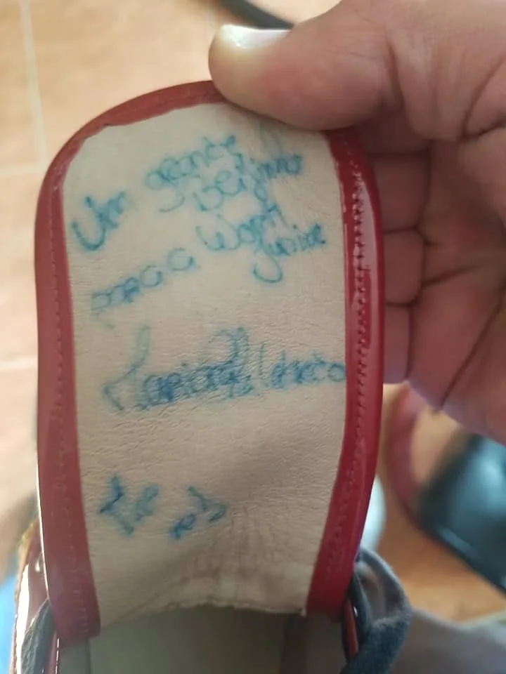 Pequeno acessório com uma mensagem personalizada na sua superfície.