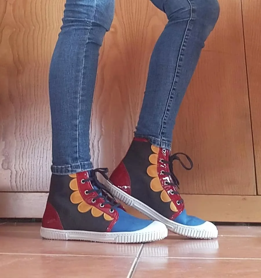 Calçado com cores e elementos decorativos personalizados.