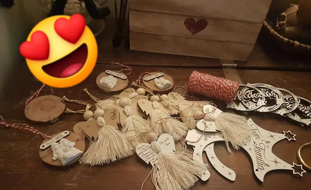 Peça personalizada com elementos pendentes, fios ou detalhes decorativos.