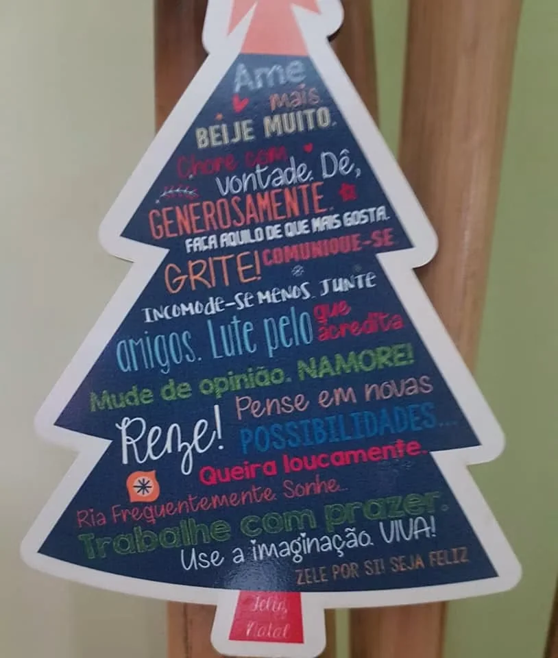 Enfeites com nomes, mensagens ou ilustrações para decorar a árvore e oferecer no Natal.
