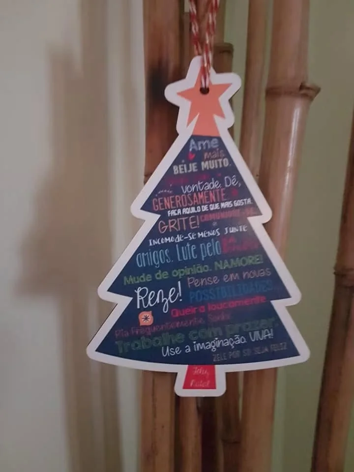 Enfeites com nomes, mensagens ou ilustrações para decorar a árvore e oferecer no Natal.