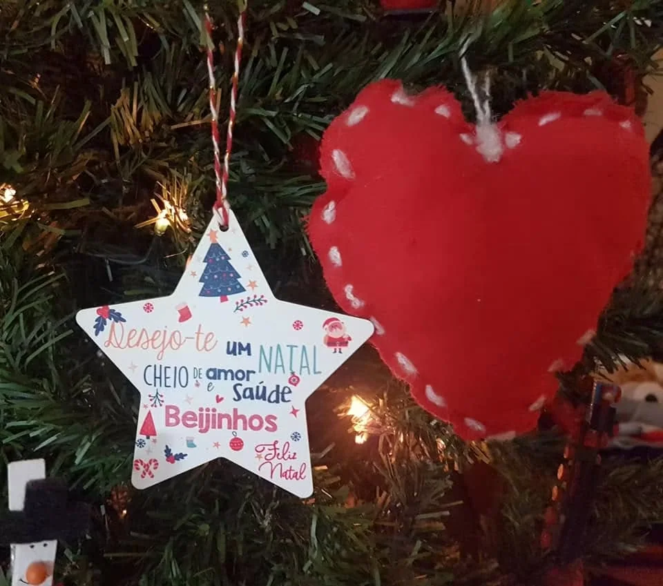 Enfeites com nomes, mensagens ou ilustrações para decorar a árvore e oferecer no Natal.