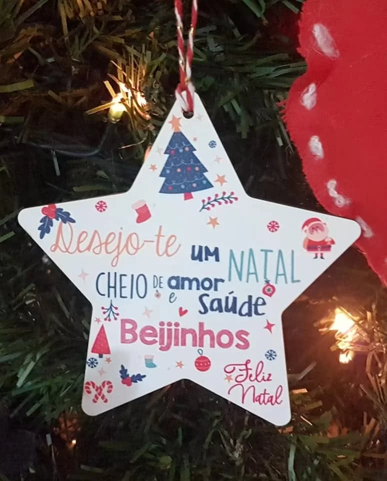 Enfeites com nomes, mensagens ou ilustrações para decorar a árvore e oferecer no Natal.