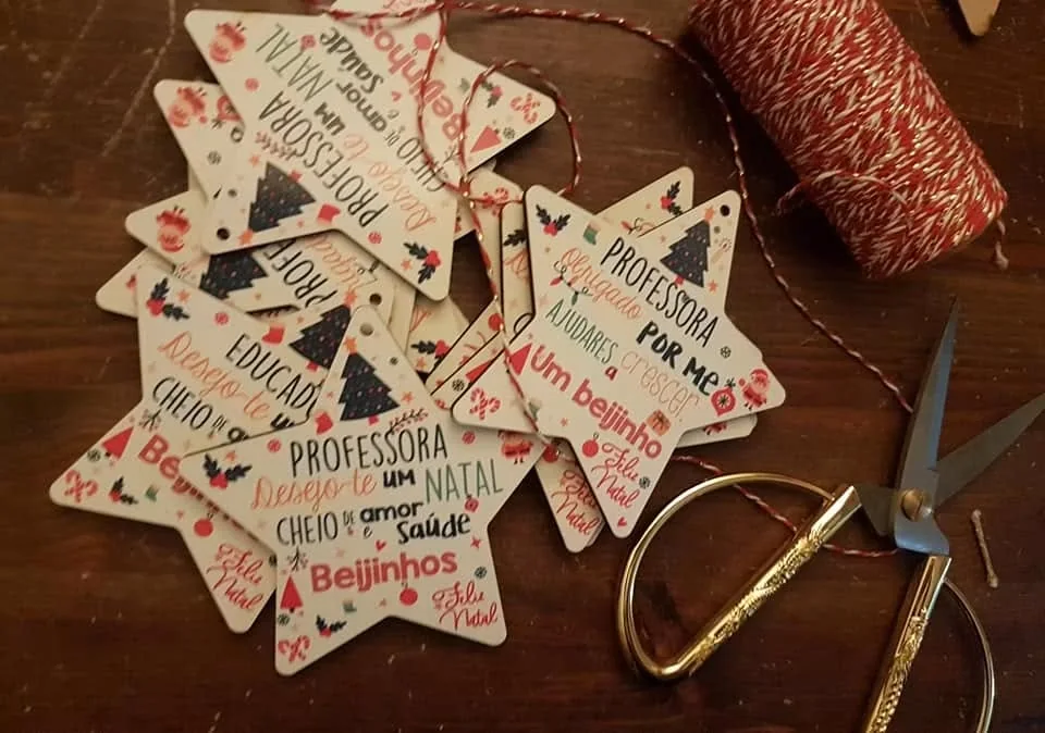 Enfeites com nomes, mensagens ou ilustrações para decorar a árvore e oferecer no Natal.