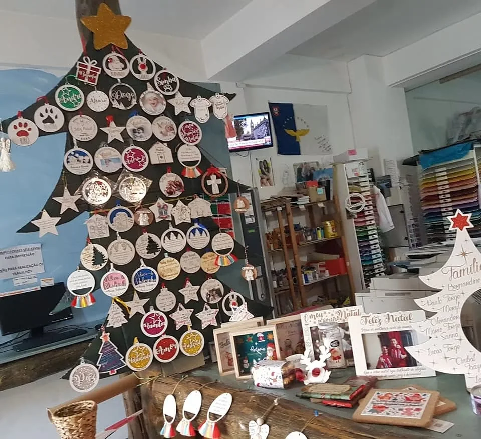 Enfeites com nomes, mensagens ou ilustrações para decorar a árvore e oferecer no Natal.