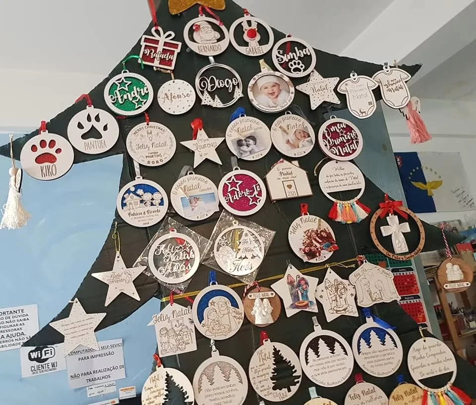 Enfeites com nomes, mensagens ou ilustrações para decorar a árvore e oferecer no Natal.