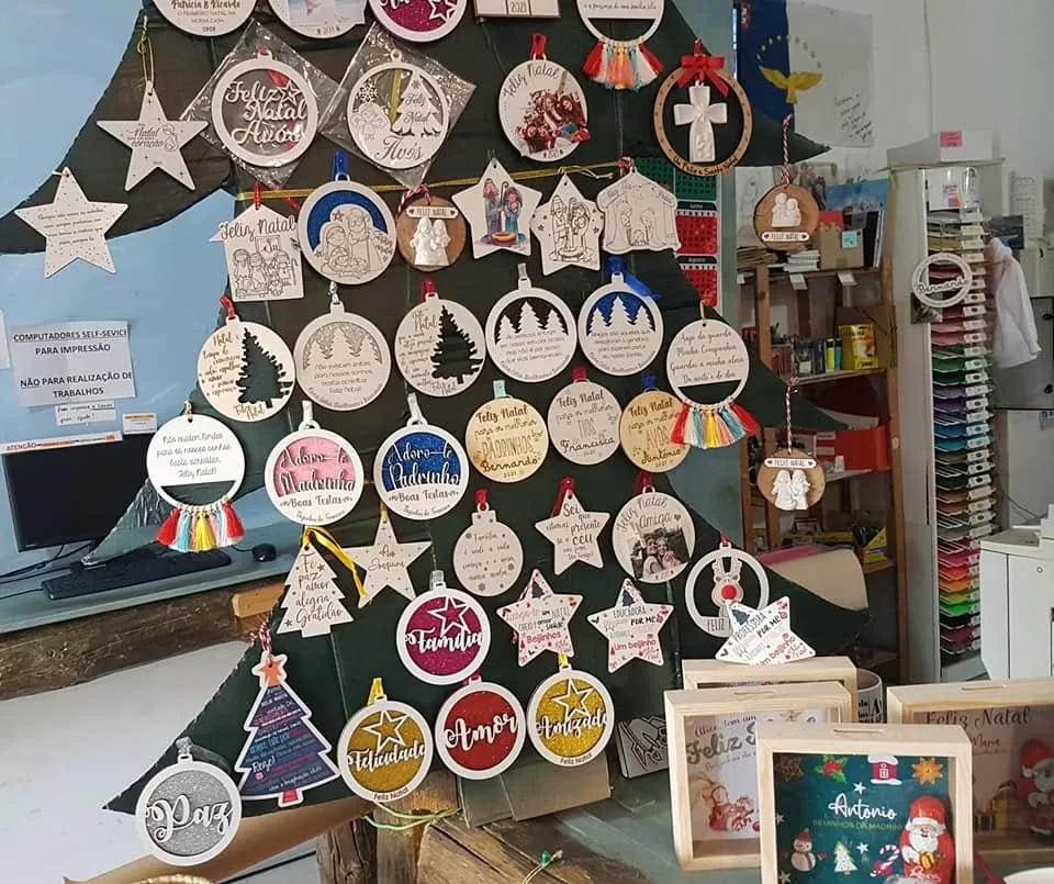Enfeites com nomes, mensagens ou ilustrações para decorar a árvore e oferecer no Natal.