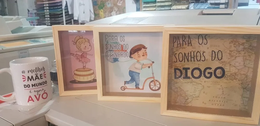 Artigos personalizados para oferecer, celebrar ou guardar uma mensagem.