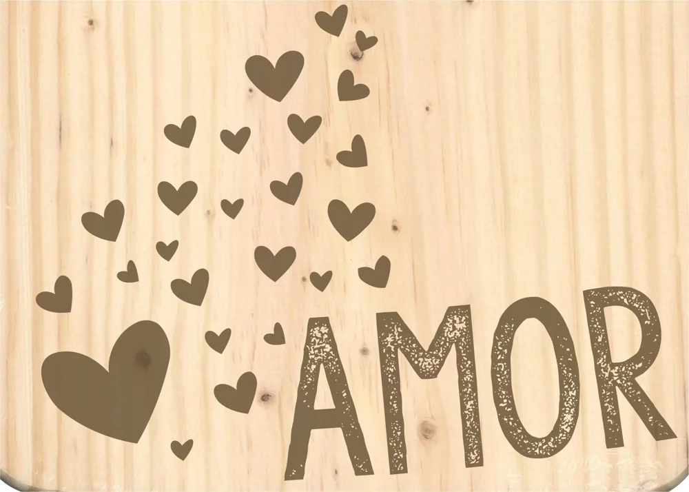 Placa com recortes e mensagem alusiva ao amor.