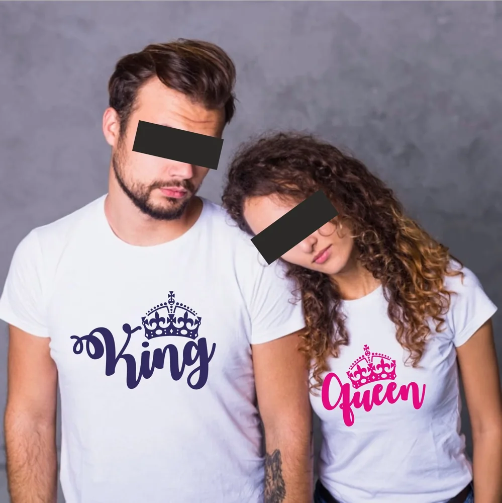 Peças de vestuário com nomes, imagens ou mensagens personalizadas.