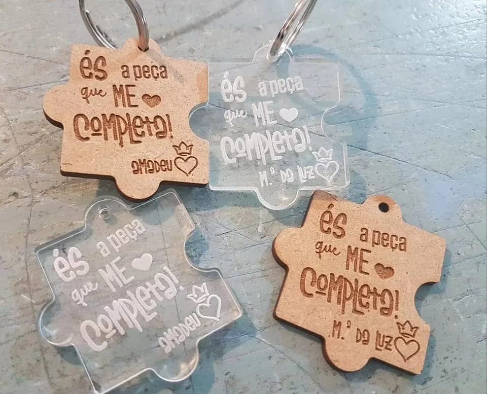 Artigos personalizados para oferecer, celebrar ou guardar uma mensagem.