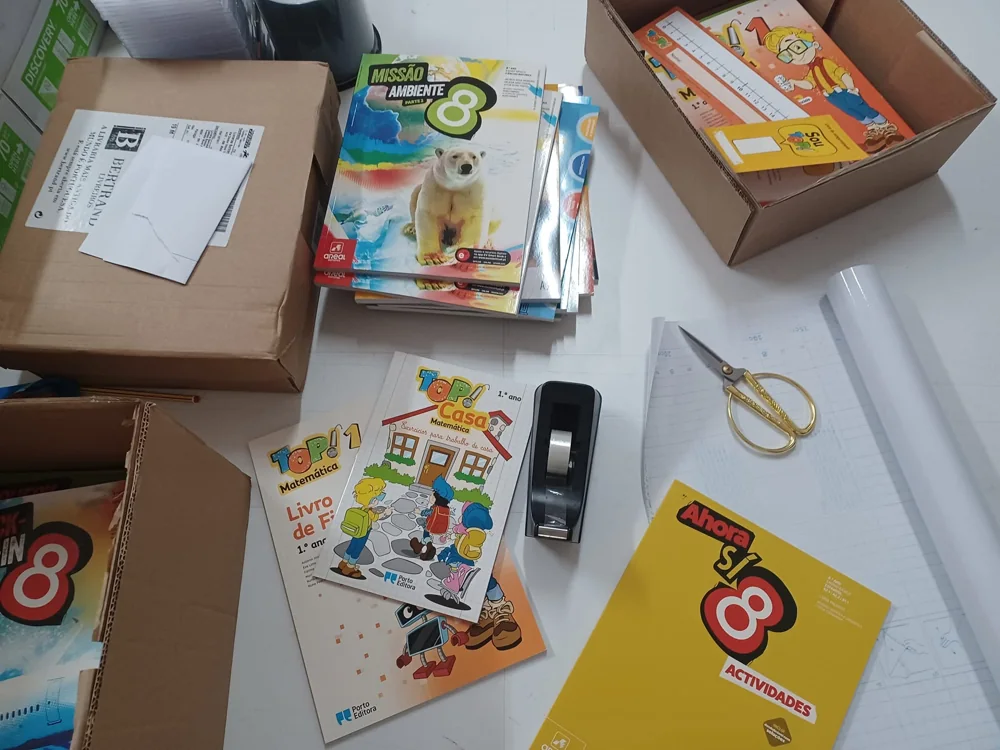 Livros, cadernos e materiais para organizar o regresso às aulas.