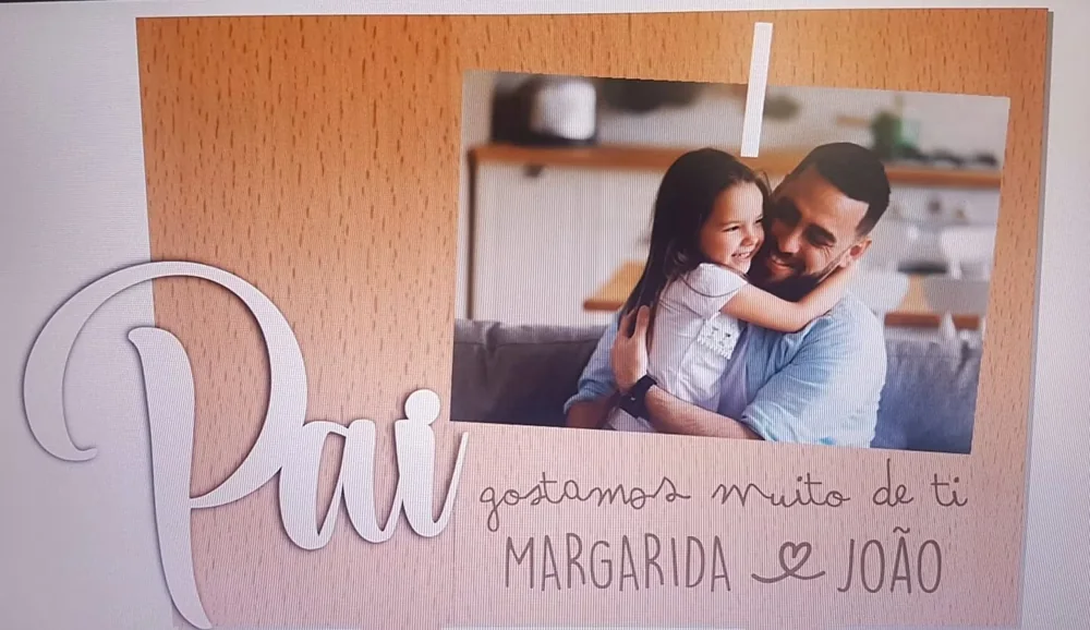 Moldura com espaço para fotografia e elementos personalizados para guardar uma memória.