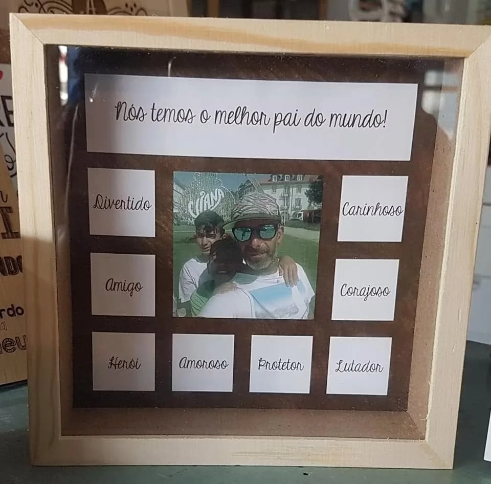 Moldura com espaço para fotografia e elementos personalizados para guardar uma memória.