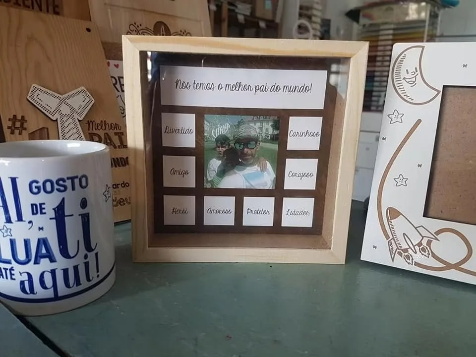 Moldura com espaço para fotografia e elementos personalizados para guardar uma memória.