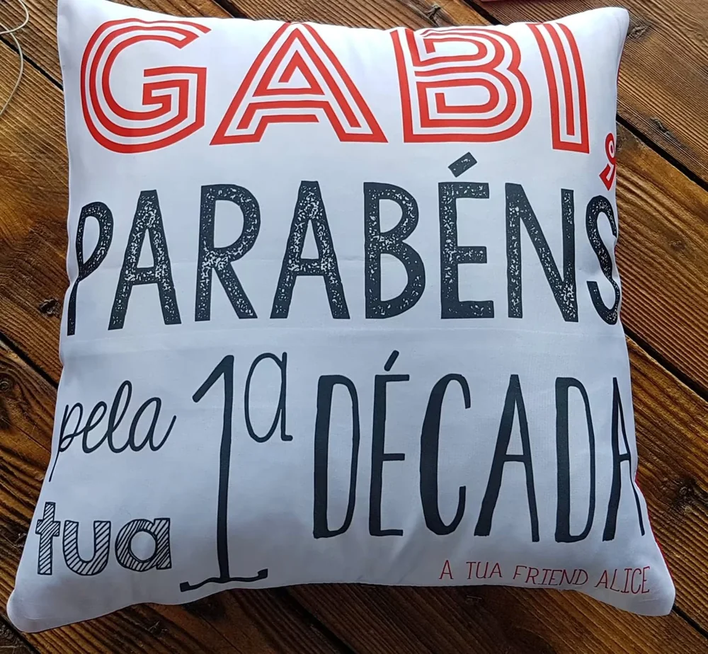 Almofada com mensagem, imagem ou fotografia personalizada.