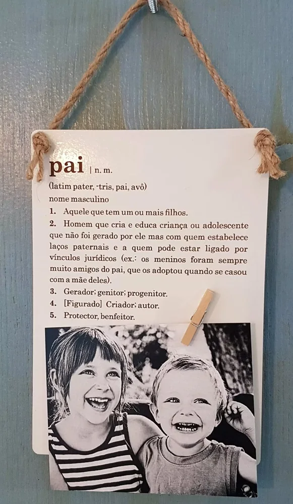 Moldura com espaço para fotografia e elementos personalizados para guardar uma memória.