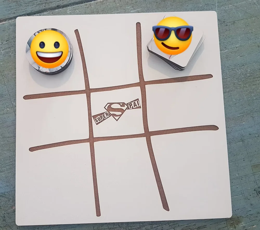 Jogo com elementos personalizados para partilhar em família ou num convívio.