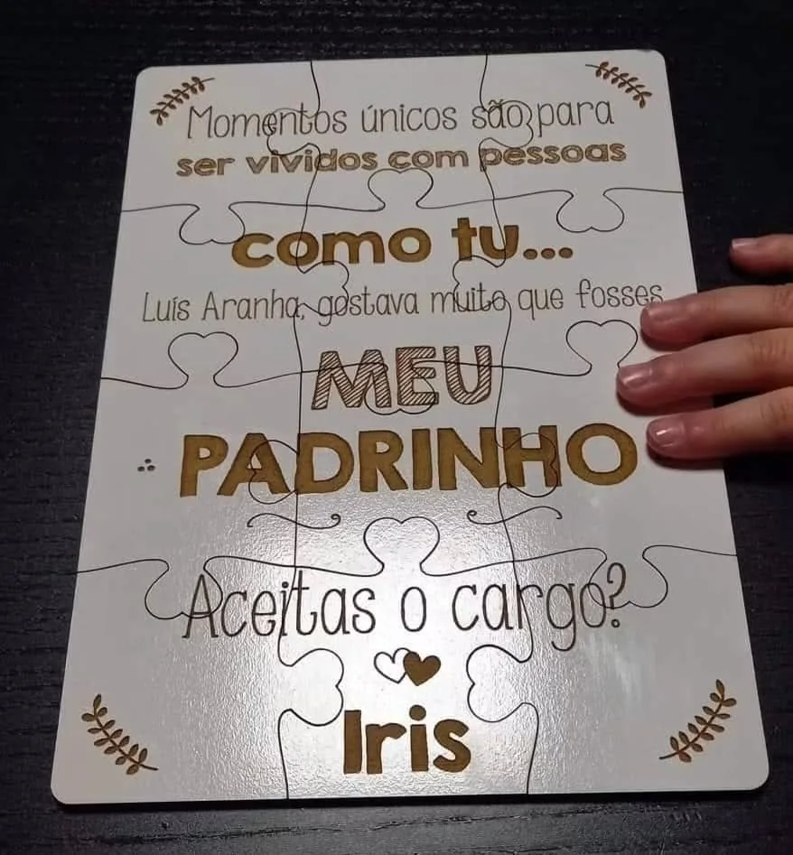 Peça com dedicatória, mensagem ou dados personalizados para assinalar uma ocasião.